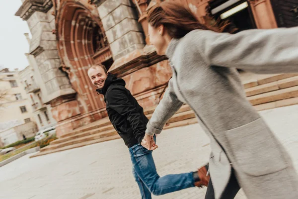 Tiempo Sin Preocupaciones Con Usted Pareja Cariñosa Corriendo Cogida Mano —  Fotos de Stock