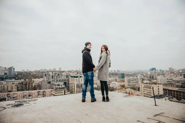 Das Junge Paar Drehte Sich Und Lächelte Auf Dem Dach — Stockfoto
