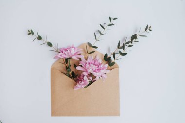 Beyaz arka planda izole Kraft zarf çiçek buket