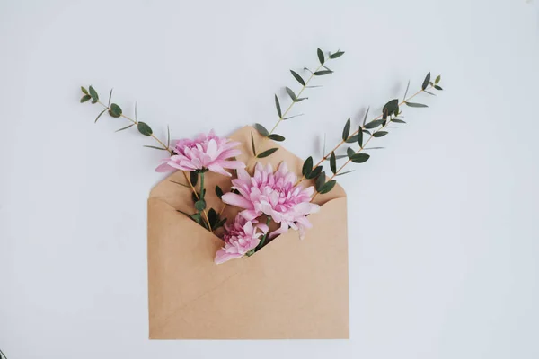 Beyaz arka planda izole Kraft zarf çiçek buket