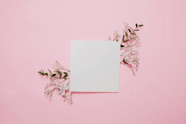 Soluk pembe pastel çiçekli beyaz boş kartı