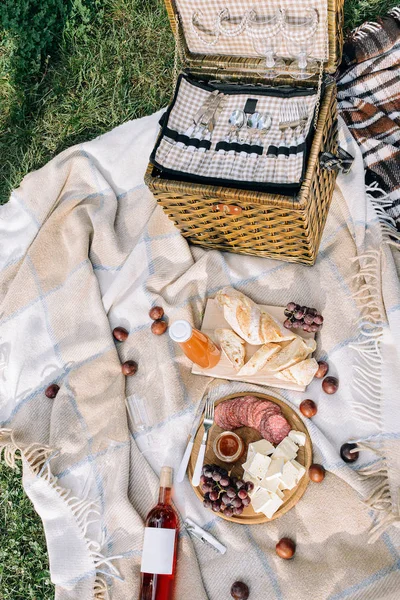 Parkta romantik bir piknik için bir set