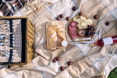 Düz lay yiyecek ve içecek konsepti.  