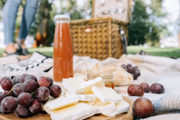 Käse Und Trauben Auf Holztisch Park Beim Picknick — Stockfoto
