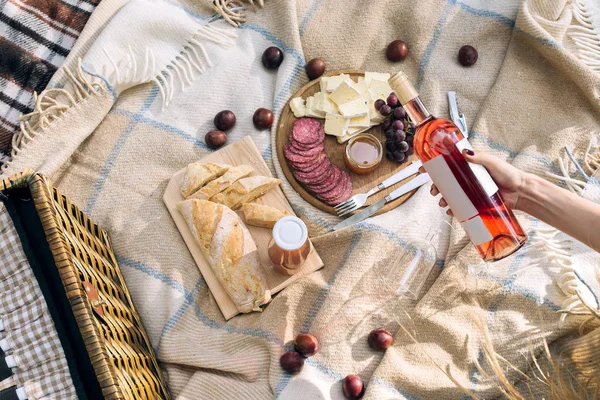 Hält Das Mädchen Eine Flasche Wein Der Hand Mittagessen Auf — Stockfoto