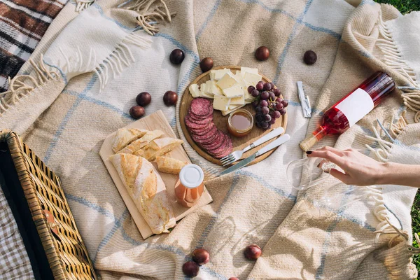Kahverengi perdede öğle yemeği. Yiyecek ve içecek kavramı üst görünümü