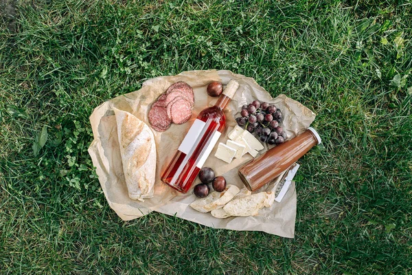 Parktaki Çimlerde Piknik Yiyecek Içecek Konsepti — Stok fotoğraf