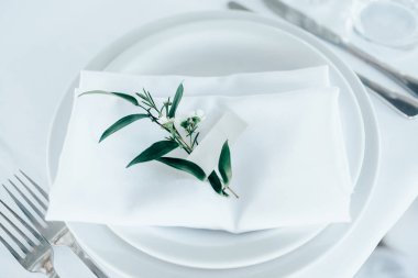 Güzel bir düğün masası.