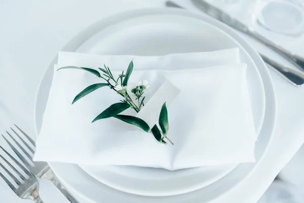 Güzel bir düğün masası.