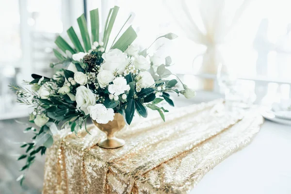 Düğün dekoru, altın kumaşlı çiçekler.