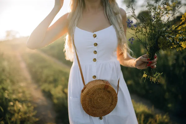 Foto Conceptual Una Joven Virgen Vestido Blanco Con Bolso Paja —  Fotos de Stock