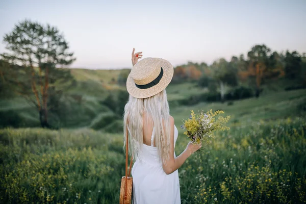 Chica Vestido Verano Blanco Sombrero Con Flores Las Manos Levanta —  Fotos de Stock