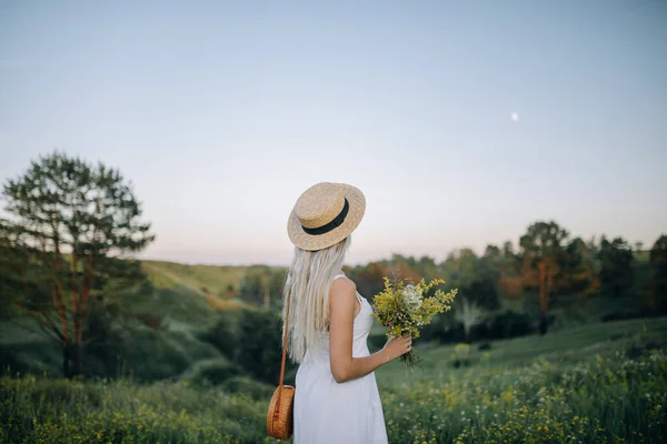 Hermosa Joven Con Vestido Blanco Sombrero Paja Sostiene Sus Manos —  Fotos de Stock