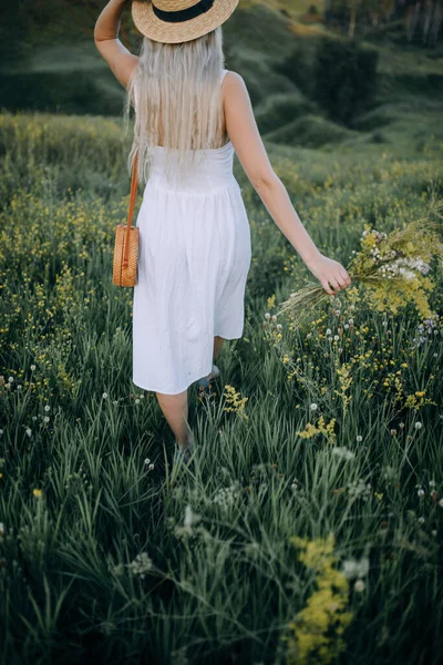 Chica Vestido Verano Blanco Sombrero Fondo Hermosa Naturaleza Una Colina —  Fotos de Stock