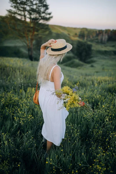 Chica Vestido Verano Blanco Sombrero Con Flores Las Manos Sobre —  Fotos de Stock