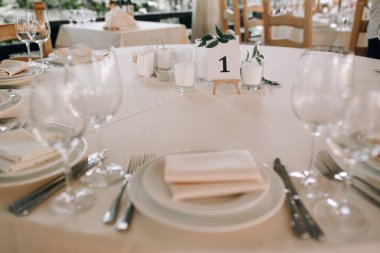 1 numaralı restoranda masa hazır.