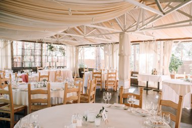 Ziyafet salonu pembeyle süslenmiş. Düğün için ziyafet çadırı hazırlıyorum.