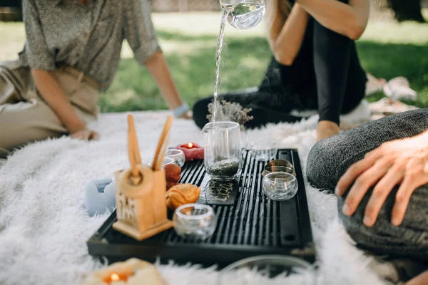 Young People Gathered Park Tea Ceremony Morning — Stock Photo, Image