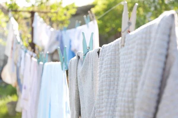 Vêtements Lavés Sont Séchés Sur Une Corde Dans Cour — Photo