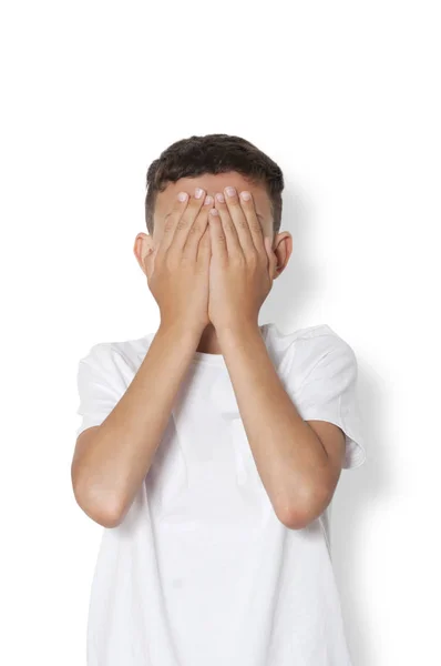 Хлопчик Підліток Ховає Обличчя Руками Білому Тлі — стокове фото