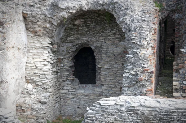 bir antik kent, taş duvar kalıntıları