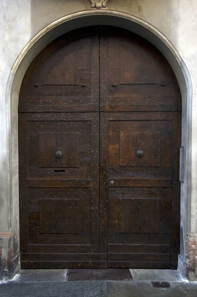 イタリアの街の古い木製のドア — ストック写真