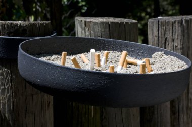 kum ile büyük bir kül tablası birçok sigara izmaritleri