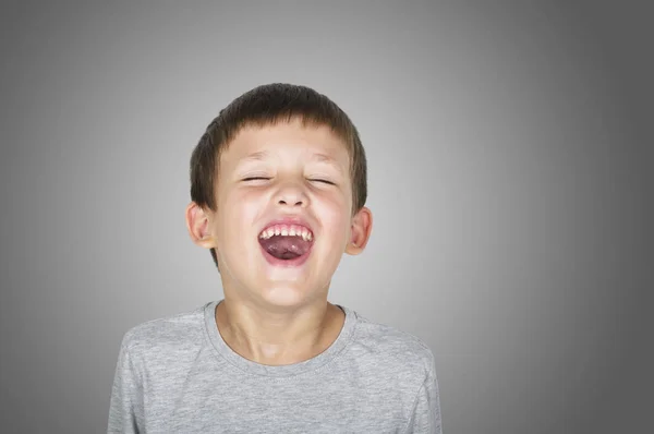 Kleine Jongen Lacht Luid Met Zijn Ogen Gesloten Rechtenvrije Stockfoto's