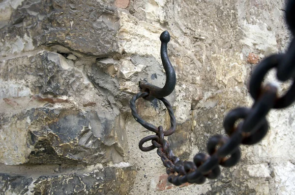 Old Iron Chain Hook Wall Ancient Castle Italy — Stock Photo, Image