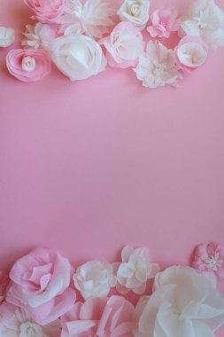 Sınıra 8 Mart Kadınlar günü, Sevgililer günü. Gül arka plan üzerinde kağıt çiçeklerle tebrik kartı. Kağıttan kesilmiş.