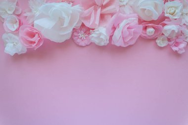 Sınıra 8 Mart Kadınlar günü, Sevgililer günü. Gül arka plan üzerinde kağıt çiçeklerle tebrik kartı. Kağıttan kesilmiş.