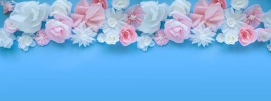 Sınıra 8 Mart Kadınlar günü, Sevgililer günü. Tebrik kartı kağıt çiçekler üzerinde mavi arka plan ile. Kağıttan kesilmiş.