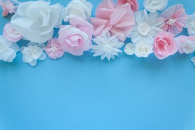 Sınıra 8 Mart Kadınlar günü, Sevgililer günü. Tebrik kartı kağıt çiçekler üzerinde mavi arka plan ile. Kağıttan kesilmiş.