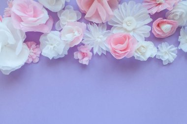 Sınıra 8 Mart Kadınlar günü, Sevgililer günü. Kağıt çiçekler mor zemin üzerine tebrik kartı. Kağıttan kesilmiş.