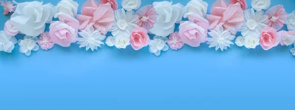 Sınıra 8 Mart Kadınlar günü, Sevgililer günü. Tebrik kartı kağıt çiçekler üzerinde mavi arka plan ile. Kağıttan kesilmiş.