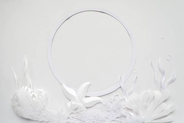 Sualtı manzara beyaz arka plan üzerinde beyaz kağıttan kesilmiş. İle okyanus ve denizaltı dünyanın farklı sakinleri, mercan ve deniz yıldızı