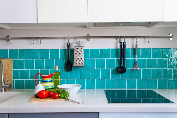 Modern gri mutfak özellikleri koyu gri düz açık dolapları Beyaz Kuvars mutfak tezgahı ve parlak mavi bakım kiremit ile eşleştirilmiş.