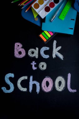yuvarlak kare renkli kalemler ile kara tahta arka plan, düz için Makaslar, geri okul kavramı yatıyordu. okula dönüş yazı