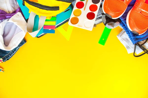 Schoolgeld Kleurrijke Potloden Schaar Gele Achtergrond Ruimte Voor Tekst Platte — Stockfoto