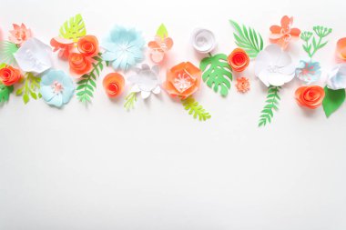 Sınıra 8 Mart Kadınlar günü, Sevgililer günü. Beyaz arka plan üzerinde kağıt çiçeklerle tebrik kartı. Kağıttan kesilmiş.