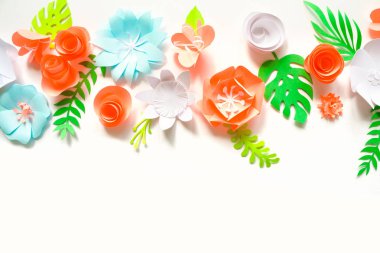 Sınıra 8 Mart Kadınlar günü, Sevgililer günü. Beyaz arka plan üzerinde kağıt çiçeklerle tebrik kartı. Kağıttan kesilmiş.