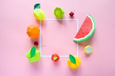 Egzotik meyve kağıt üzerinde pembe bir arka plan ile kare çerçeve