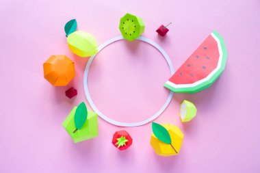 Egzotik meyve kağıt üzerinde pembe bir arka plan ile yuvarlak çerçeve