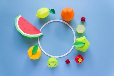 Egzotik meyve kağıt üzerinde mavi arka plan ile yuvarlak çerçeve