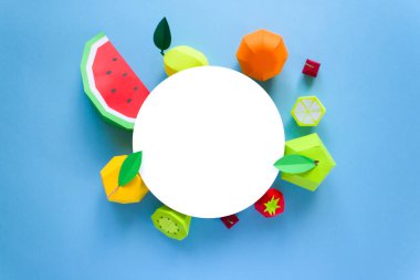 Egzotik meyve kağıt üzerinde mavi arka plan ile yuvarlak çerçeve