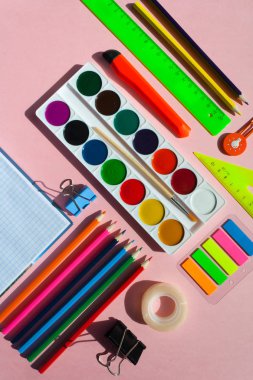 Okul hazırlıkları kare kare Kırtasiye üzerinde pembe bir arka plan ile. Trendy düz yatıyordu.