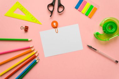 Soluk pembe bir arka plan üzerinde renkli kalem makas, metin, düz için yer lay, geri okul kavramı