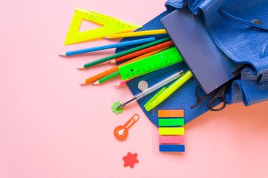 Mavi sırt çantası ile okul pembe arka plan sağlar. Okul kavramı