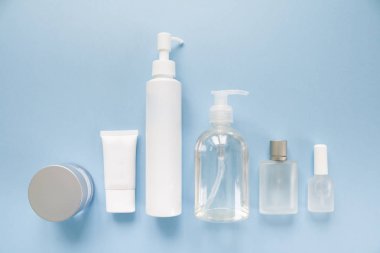 Kozmetik şişe kaplar, mock-up, doğal güzellik ürün kavramı marka için boş etiket.