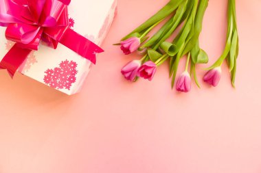 Romantik arka plan ile Lale ve hediye kutusu pembe üzerinde oluşan. Metin için yer. Sevgililer günü arka plan.